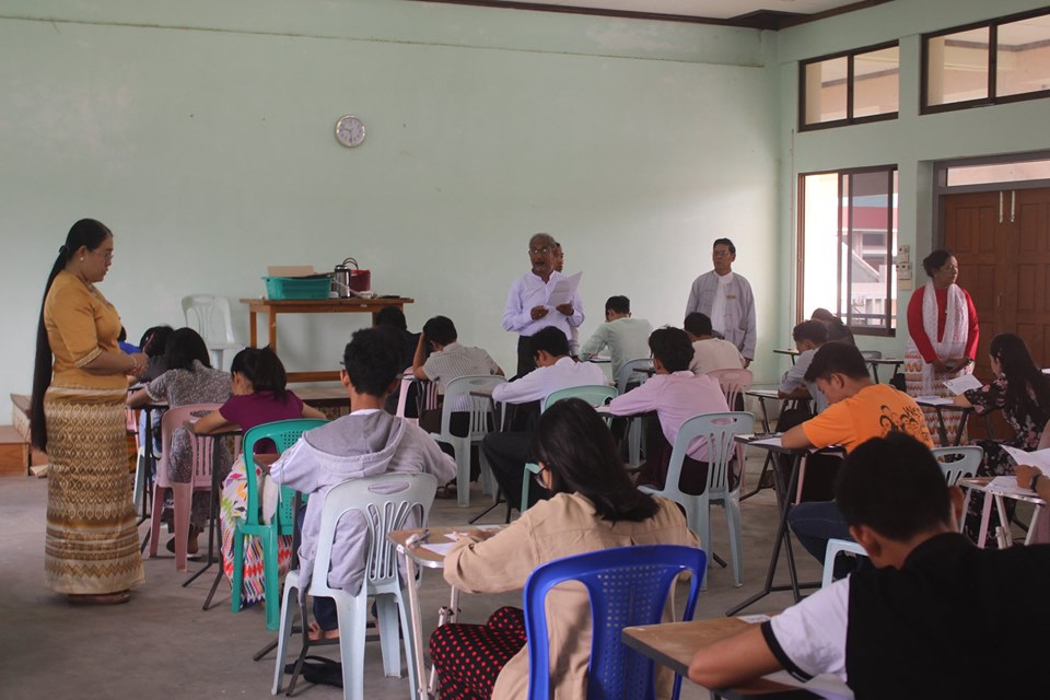 ဆေးတက္ကသိုလ်၊မကွေး၏ ၂၀၁၉ ခုနှစ်၊ စက်တင်ဘာလ (၁၀)ရက်နေ့တွင် ကျင်းပစစ်ဆေးခဲ့သော ပထမအမ်ဘီဘီအက်စ် အတန်းတင် စာမေးပွဲ ဖြေဆိုနေမှုအား ပါမောက္ခချုပ်နှင့် ဒုတိယပါမောက္ခချုပ်တို့မှ လှည့်လည် ကြည့်ရှုခဲ့ပါသည်။                                                                                                                                                                                                                                                                                                                                                                                                                                                                                                                                                                                                                                                                                                                                                                                                                                                                                                                                                                                                                                            
