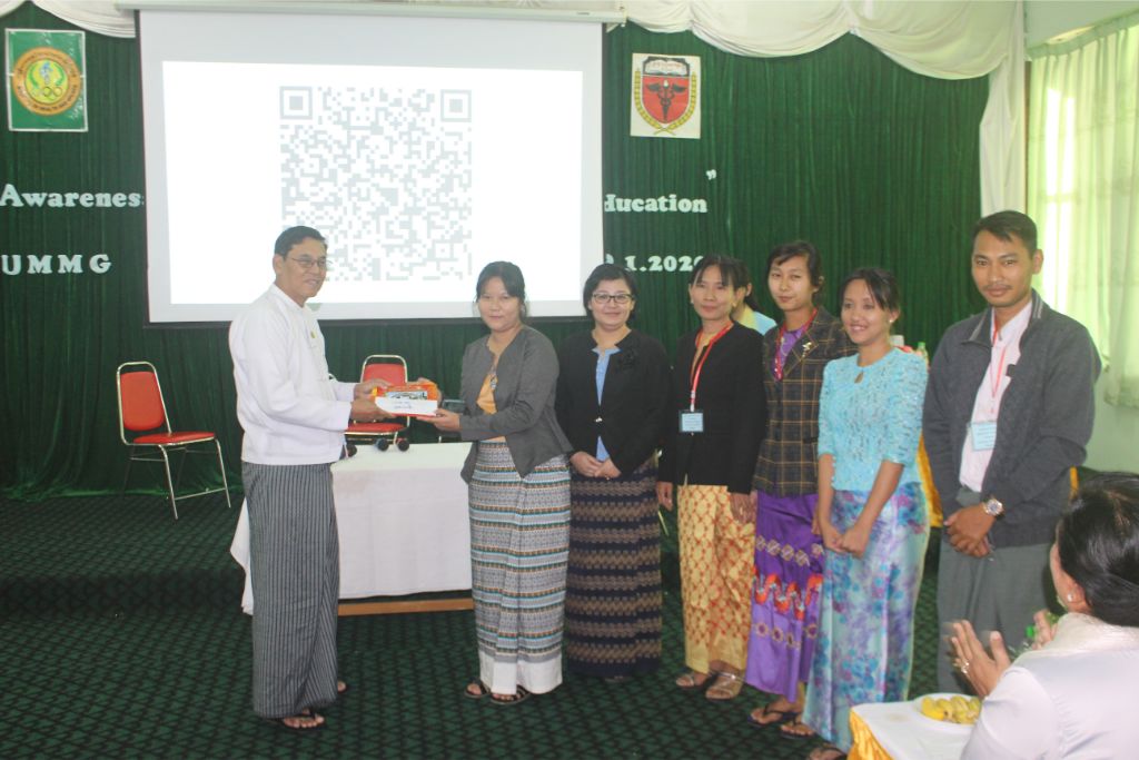 ဆေးတက္ကသိုလ်၊မကွေး၊ "Awareness Raising Workshop on Medical Education" အခမ်းအနား၏ ( ၉-၁-၂၀၂၀)ရက်နေ့ ညနေပိုင်းတွင် Group Work - Role Play ဆုရရှိသော အုပ်စုများအား ဆုချီးမြှင့်ခြင်းနှင့် အမှတ်တရ လက်ဆောင်များ ပေးအပ်ခြင်းဖြင့် ကျင်းပပြုလုပ်ခဲ့ကြပါသည်။                                                                                                                                                                                                                                                                                                                                                                                                                                                                                                                                                                                                                                                                                                                                                                                                                                                                                                                                                                                           