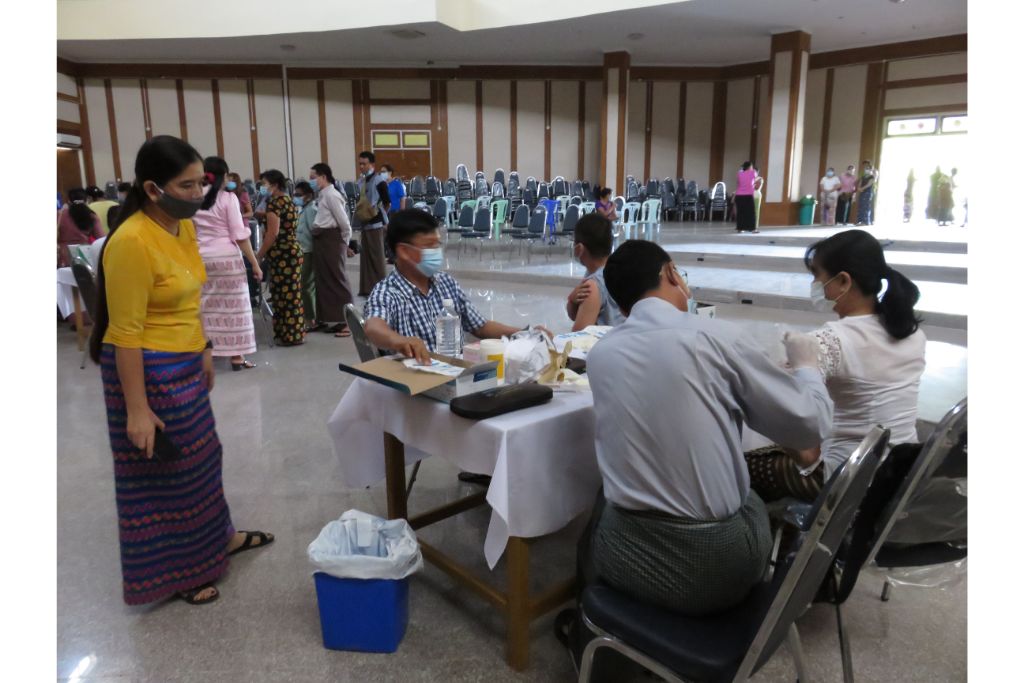 ၂၀၂၀ ပြည့်နှစ်၊ ဇွန်လ (၃၀)ရက်နေ့တွင် ဆေးတက္ကသိုလ်၊ မကွေး ဆရာ/ဆရာမများနှင့် ဝန်ထမ်းများ ရာသီတုပ်ကွေးကာကွယ်ဆေး ထိုးနှံပေးခြင်း အခမ်းအနားကို နံနက် (၁၀:၀၀)နာရီတွင် ဘွဲ့နှင်းသဘင်ခန်းမ၌ ကျင်းပပြုလုပ်ခဲ့ပါသည်။                                                                                                                                                                                                                                                                                                                                                                                                                                                                                                                                                                                                                                                                                                                                                                                                                                                                                                                                                                                                                                      