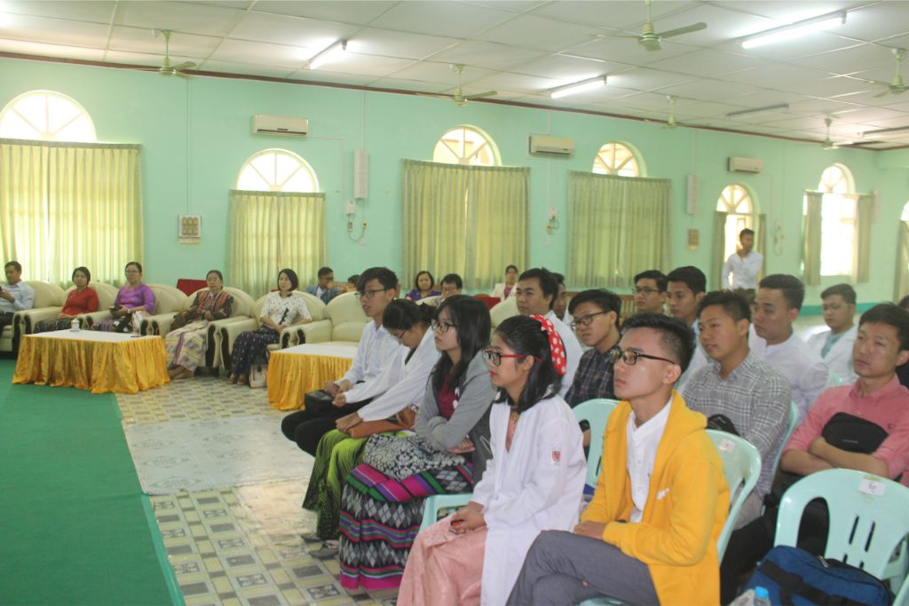 ဆေးတက္ကသိုလ်၊ မကွေး၏ အလုပ်သင်ဆရာ၀န်များ လူထုဆေးပညာသင်တန်း ပိတ်ပွဲအခမ်းအနားကို ၂၀၁၉-ခုနှစ်၊ ဒီဇင်ဘာလ (၆)ရက် (သောကြာနေ့)၊ နံနက်ပိုင်းတွင် အခြေခံကျန်းမာရေးတက္ကသိုလ်၊ မြဧရာခန်းမ၌ ကျင်းပပြုလုပ်ခဲ့ပါသည်။                                                                                                                                                                                                                                                                                                                                                                                                                                                                                                                                                                                                                                                                                                                                                                                                                                                                                                                                                                                                                                           